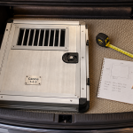 Cage alu transport chien dans le coffre, vue du dessus, grille et verrouillage visibles