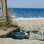 Panneau plage autorisée au chien : chiens en laisse sur la plage