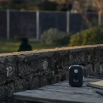 Ultrason pour chien du voisin : boîtier anti-aboiement près du mur mitoyen, jardin flou